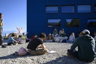 Une vingtaine de jeunes ont participé lundi à un débat "interdit" à Morges. KEYSTONE/LAURENT GILLIERON
